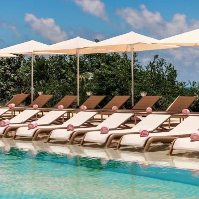 Puesta de sol dorada sobre majestuosas montañas, rodeadas de un cielo despejado