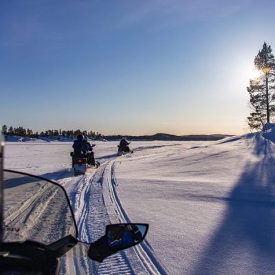 Paisaje nevado en Laponia con auroras boreales