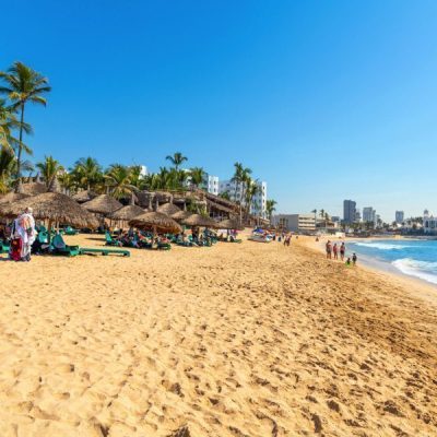 Vista Panorámica de Mazatlán con Playa y Océano