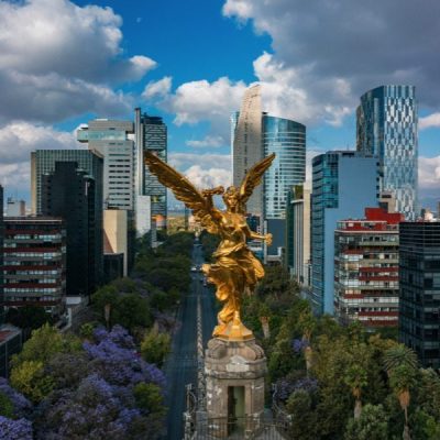 Paisaje impresionante de México con cielos despejados y vegetación exuberante
