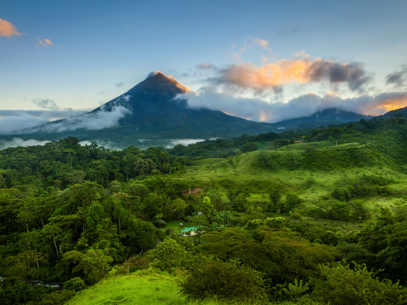 Vista panorámica de la exuberante selva costarricense bajo un cielo azul