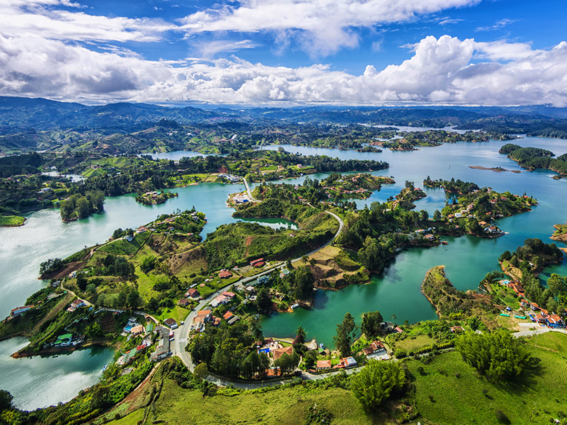 Vista panorámica de Medellín con montañas al fondo