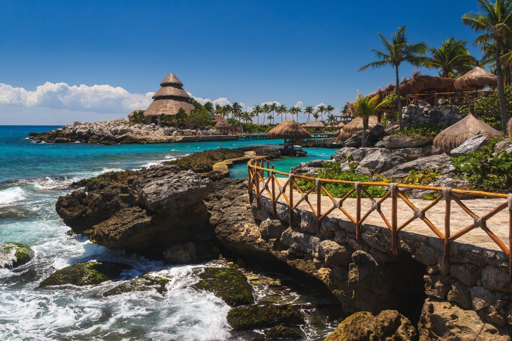 Vista Panorámica del Parque Xcaret en México con Naturaleza y Atracciones